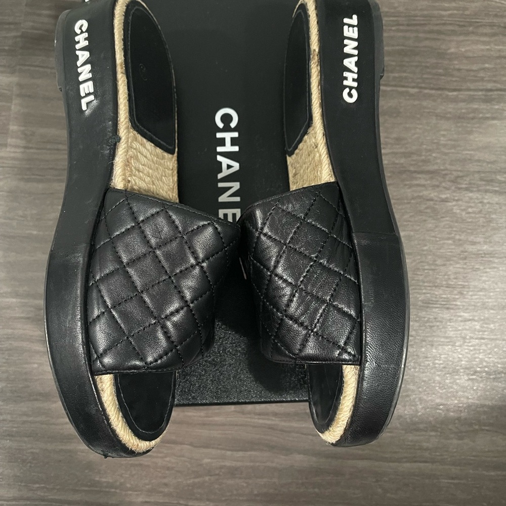 Chanel Slides - Picture 4 of 4